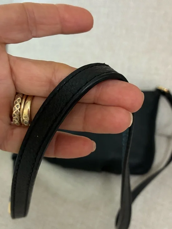 Marc Jacobs EUC Black Leather Classic Q
Percy Crossbody bag. - Picture 11 of 14